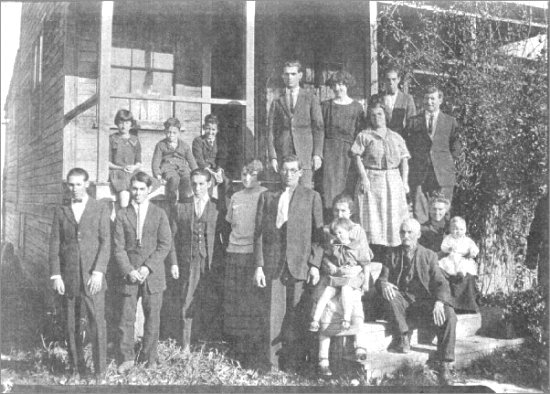 (DeBay family homestead 1924)