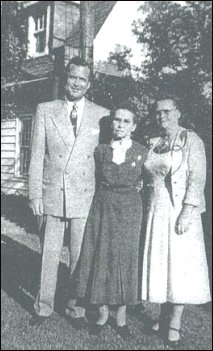 (Newburg family 1940s)