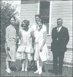 (Newberg family 1920s)